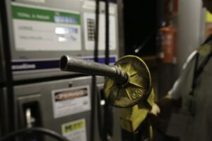 População faz fila nos postos de Brasília; combustível começa a faltar