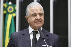 Julio-Lopes-fala-ao-Plenario-da-Camara-durante-sessao-solene-em-homenagem-ao-Dia-Mundial-das-Doencas-Raras-em-28-2-2024-Foto-Zeca-Ribeiro_Camara-dos-Deputados-e1716385119366